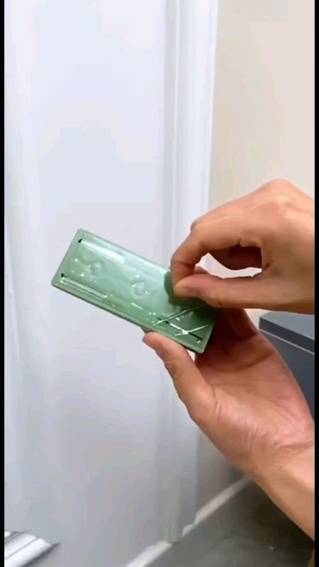 🔌 Chega de bagunça e fios espalhados! Fixe sua régua de tomada onde quiser com esse suporte adesivo prático e discreto! Organização por menos de R$6!
