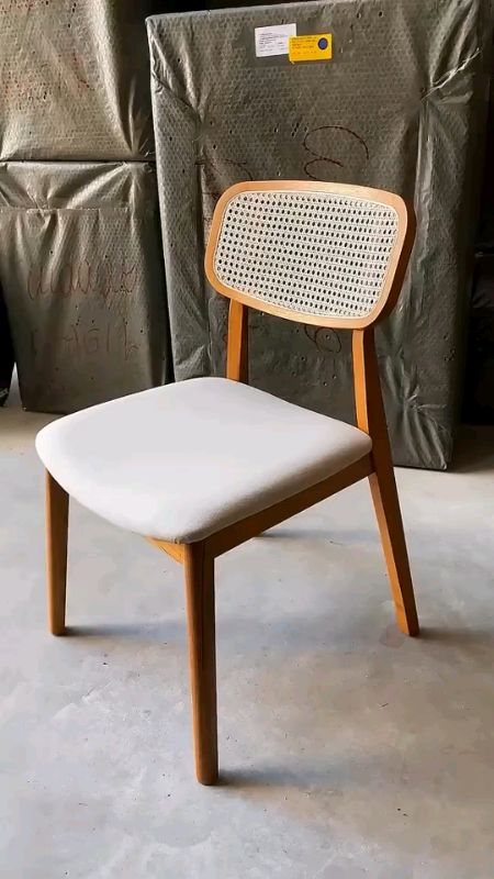 #Kit2Cadeiras #SextavadaBari #FreijoBoucle #OffWhite #DecoracaoCasa #SalaDeJantar #Conforto #DesignModerno 🪑