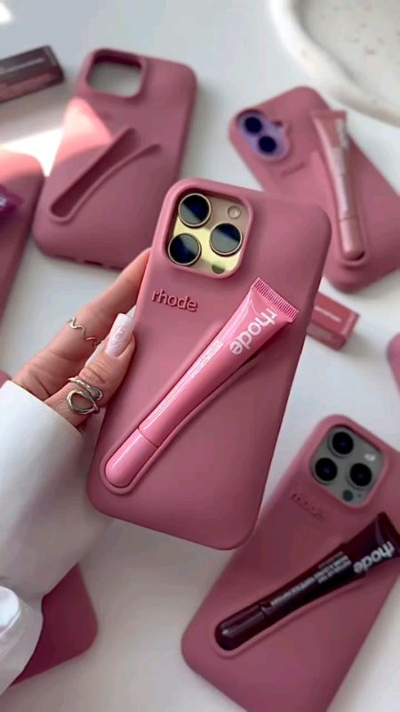 Capinha case para celular Rhode com gloss labial: prática, estilosa e perfeita para retocar o brilho a qualquer momento 💖✨ #Beleza #Acessórios #Trend
