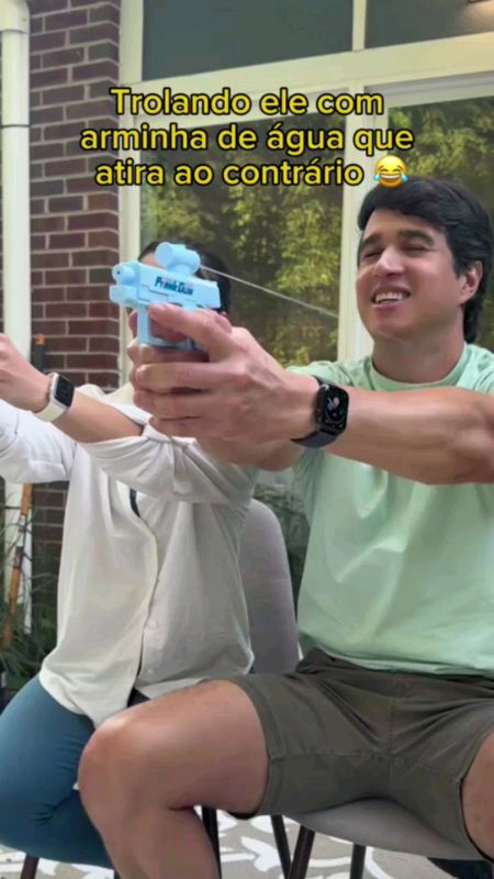 Brincadeiras com brinquedos em alta: pistola de água de dupla ação#brincadeira #pegadinha #crianca