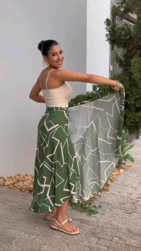 casual/chic A saia perfeita para um look elegante e descomplicado ✨ Estampa moderna, caimento lindo e muito conforto para o dia a dia 💚 #leve #sofist