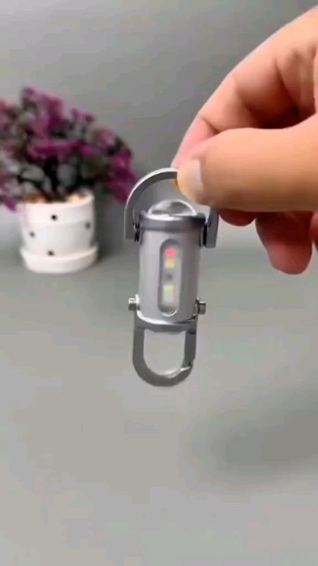 Chaveiro portátil para pendurar na cintura, lanterna de emergência à prova d'água.