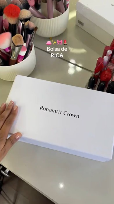 ￼Bolsa de Ombro Feminina com Alça Ajustável. #bolsa #bolsadeombro #bolsafeminina #bolsaromanticcrown #romanticcrown #acessorios #moda