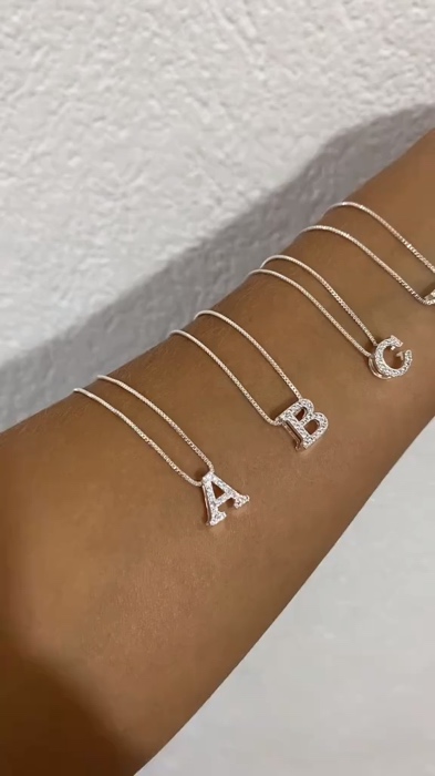 Colar feminino Pingente Letra de A-Z Inicial #colar #colarfeminino #colardelicado #colarinicial #colarcomletra #pingenteLetra #gargantilha #strass