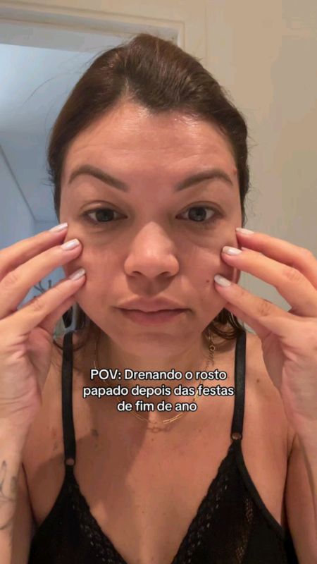 Melhore a circulação e a firmeza da sua pele com massagens diárias. Um mini spa na palma da sua mão com o melhor preço do mercado. 🌿 #massagemfacial