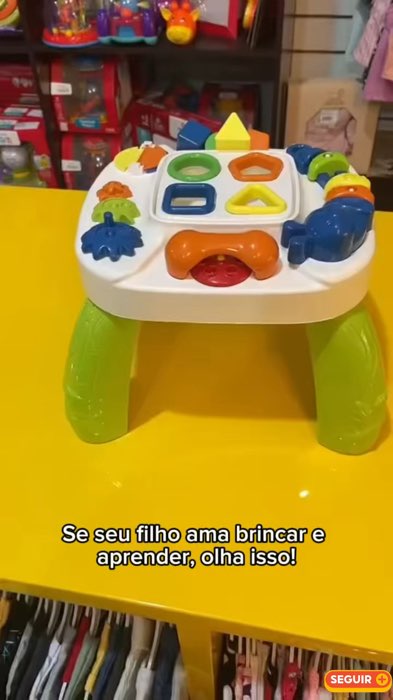Aprender brincando fica muito mais divertido ✨🧩 Essa mesa didática ajuda no desenvolvimento, coordenação e criatividade dos pequenos 💖👶 #achadinhos