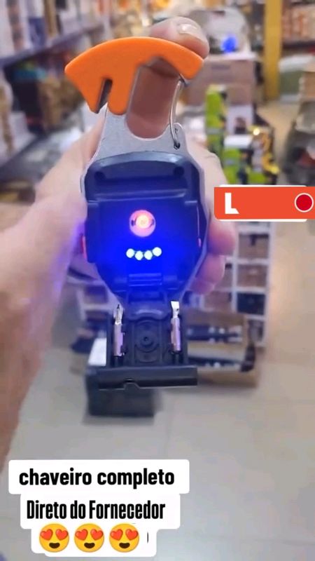 Pequeno no tamanho, gigante na utilidade! 🔑 Esse mini chaveiro multifuncional de emergência já me salvou mais de uma vez!  #ChaveiroMultifunção