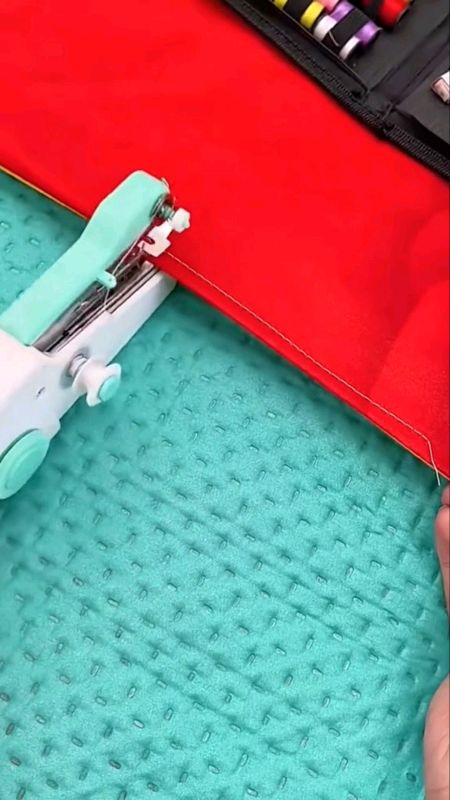 Mini máquina portátil para costura de roupas, pequenos reparos, utilidades do dia a dia #minimaquinaportatil #costura #costurafacil #utilidade