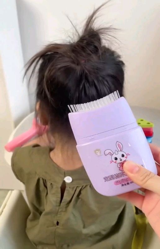 Bastão de cera e gel infantil: fixa sem agredir, controla frizz e deixa o penteado no capricho. Prático e seguro! #kids #cabelo #penteado #praticidade