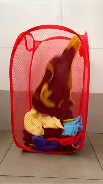 Cesto de roupa dobrável .