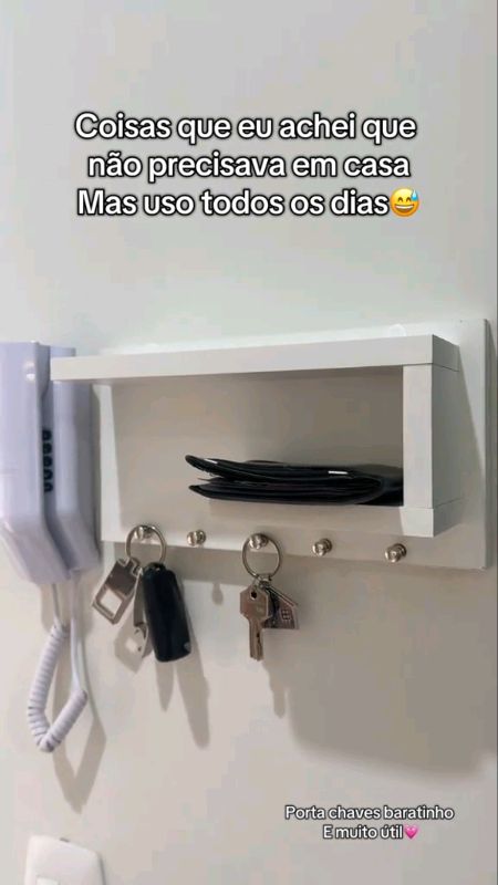Porta-chaves com prateleira para organizar entrada da casa com estilo e praticidade! ✨? #decor #organizacao #portachaves