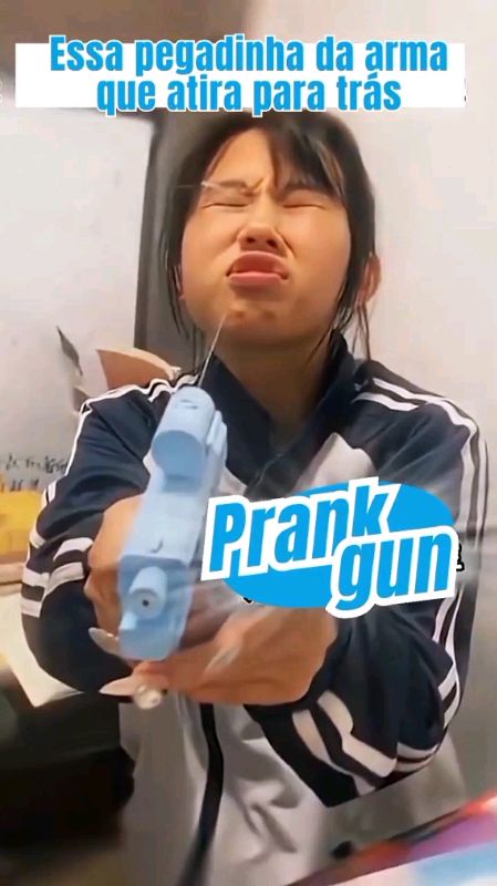 Pegadinha da pistola de água de dupla saída / Arminha de água que joga pra frente e pra trás / brinquedo em alta. #pistoladeagua #arminhadeagua