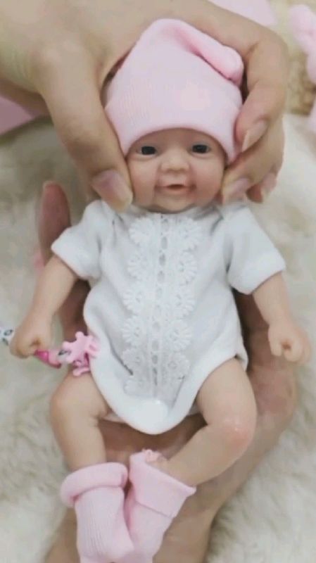 Bebê Reborn Boneca Realista Silicone Sólido Menina 20cm #rebornmenina #rebornboneca #bonecareborn #rebornsiliconesolido #boneca #bonecarealista#reborn