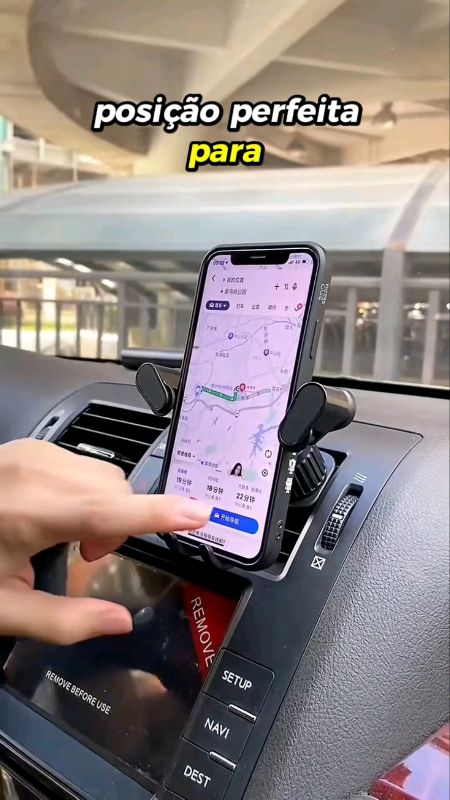 Suporte de celular encaixado no retrovisor do carro