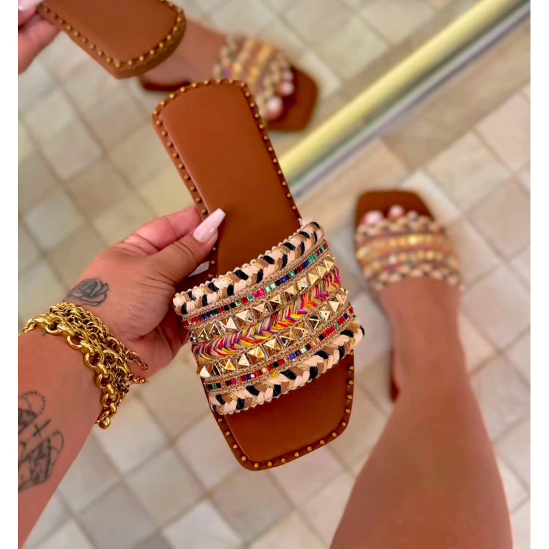 Sandália Rasteira Feminina Tendência boho chic.