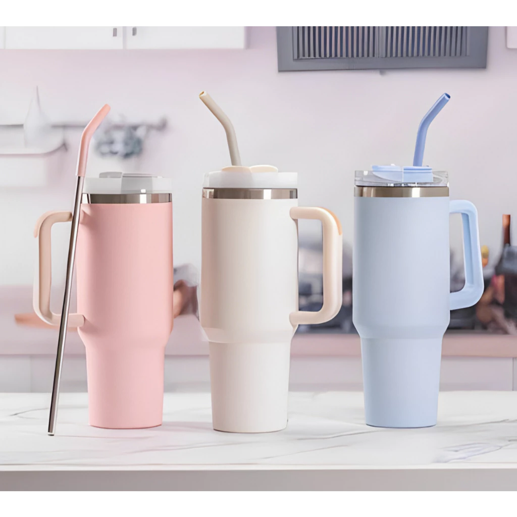 Copo térmico de inox com alça e canudo · 1,2 L